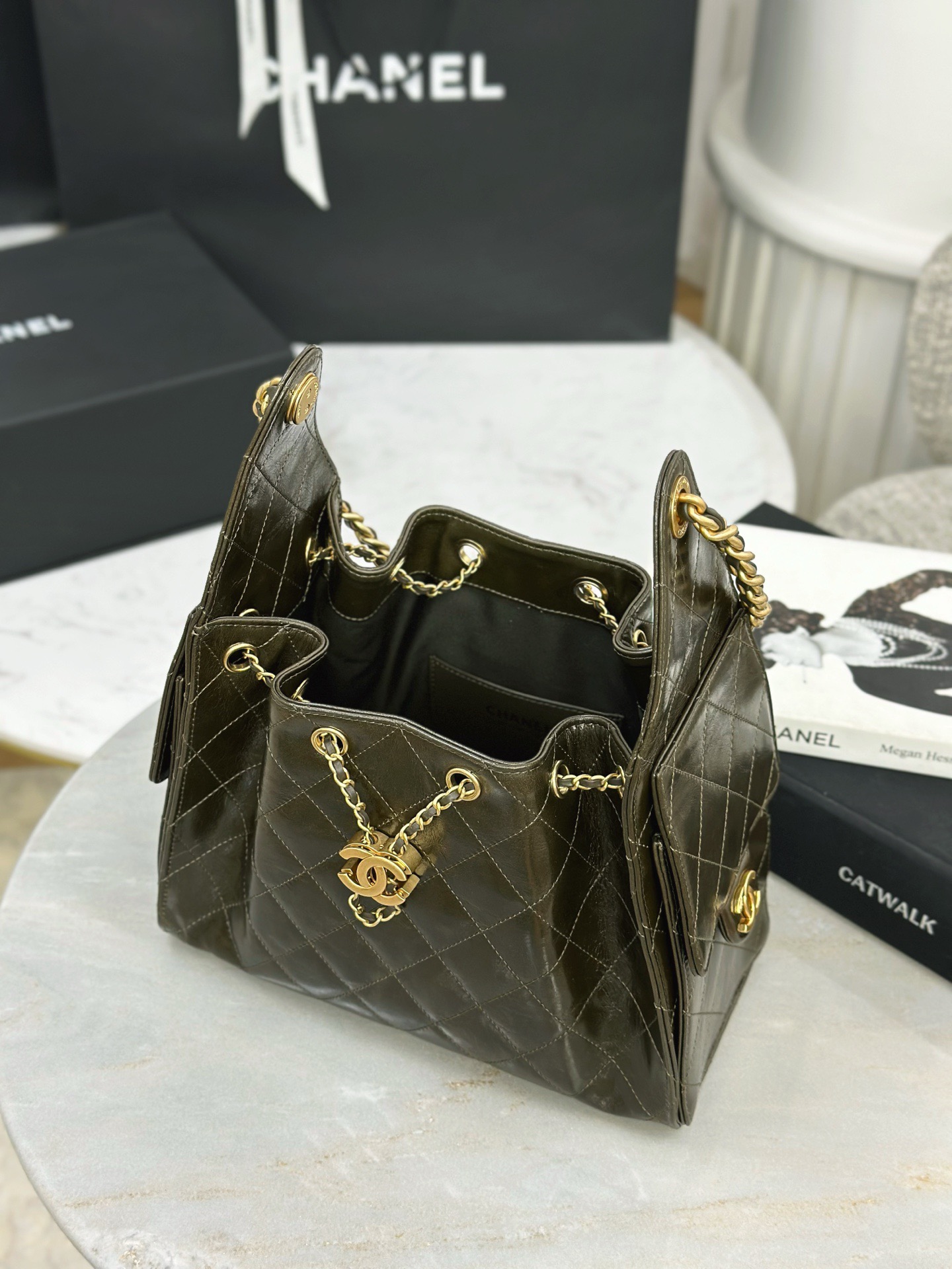 CHANEL 25 Small Handbag Shiny Crumpled Calfskin Khaki - image 7