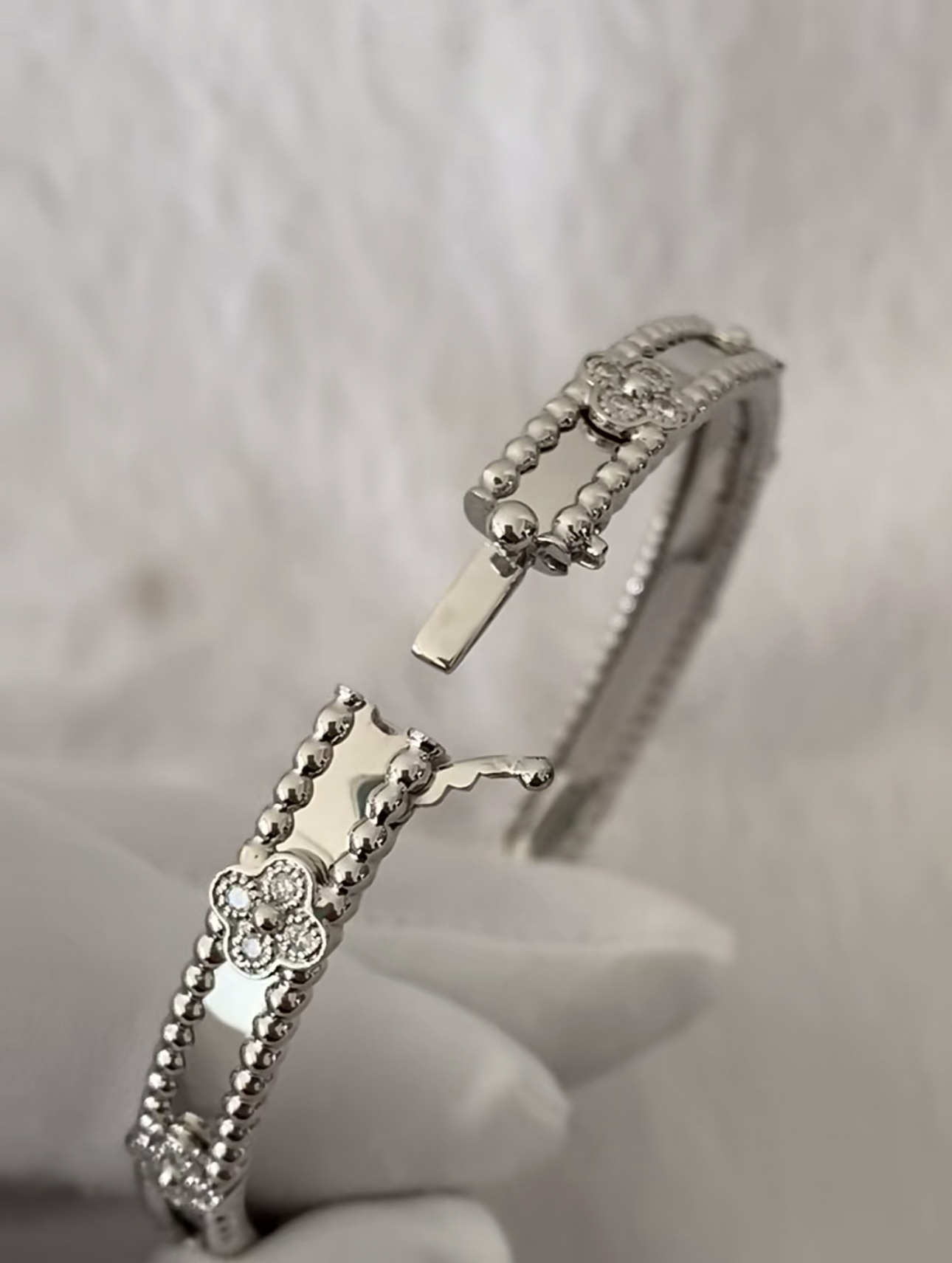 VCA Perlee sweet clovers cuff - image 5