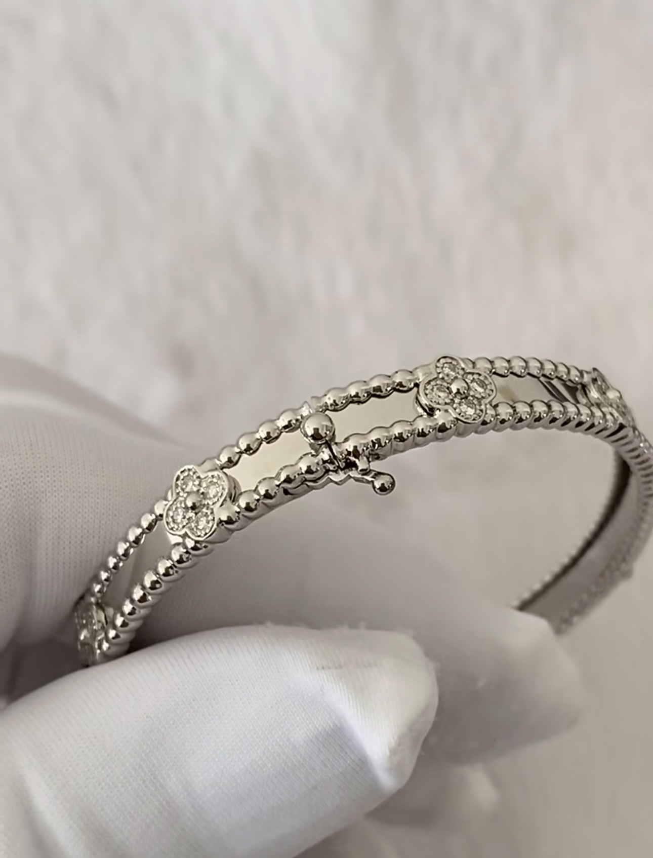 VCA Perlee sweet clovers cuff - image 4