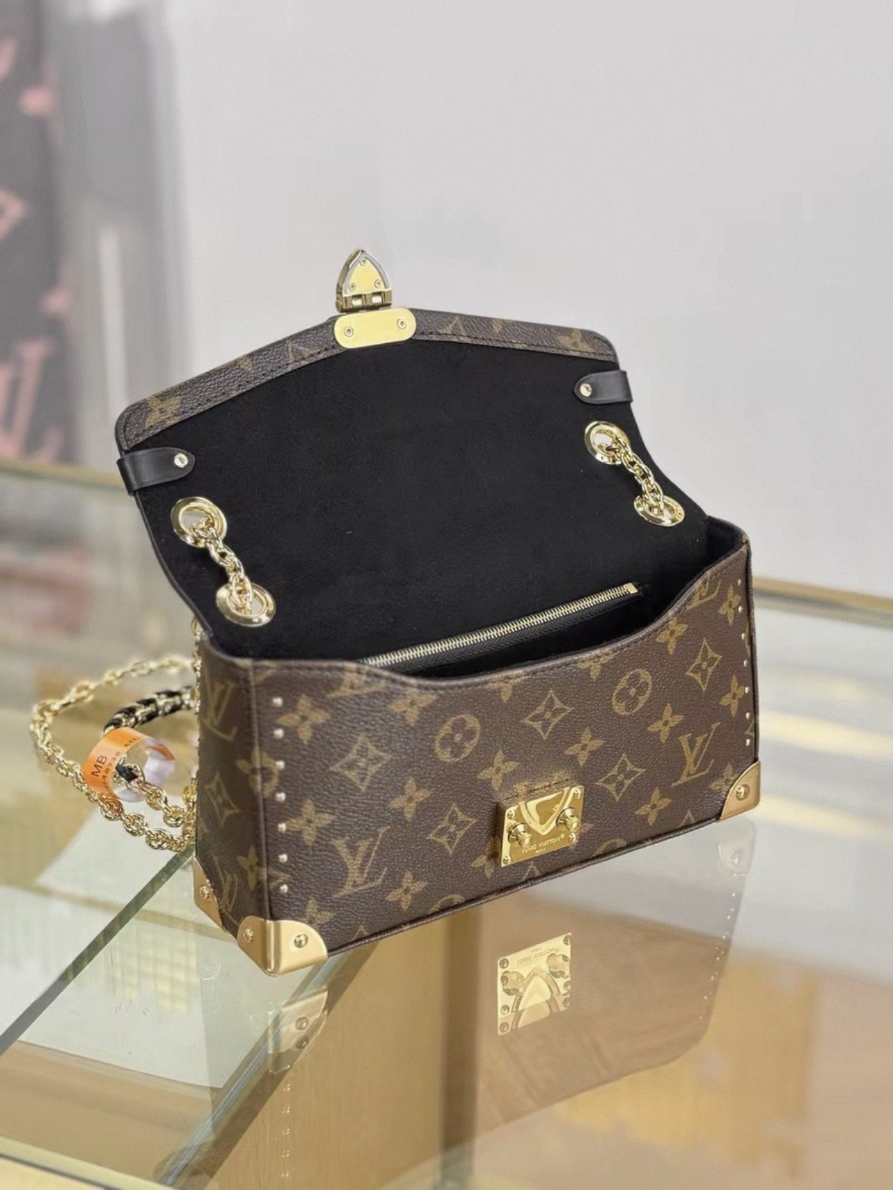 LV Trunkie East West - image 7