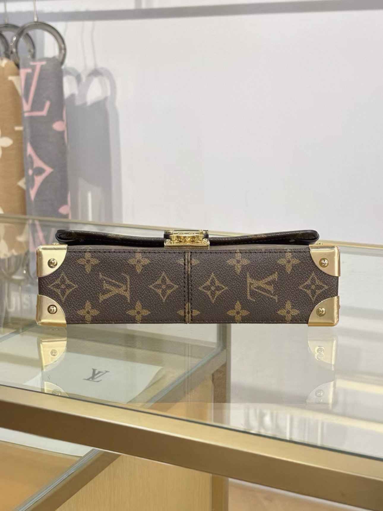 LV Trunkie East West - image 6