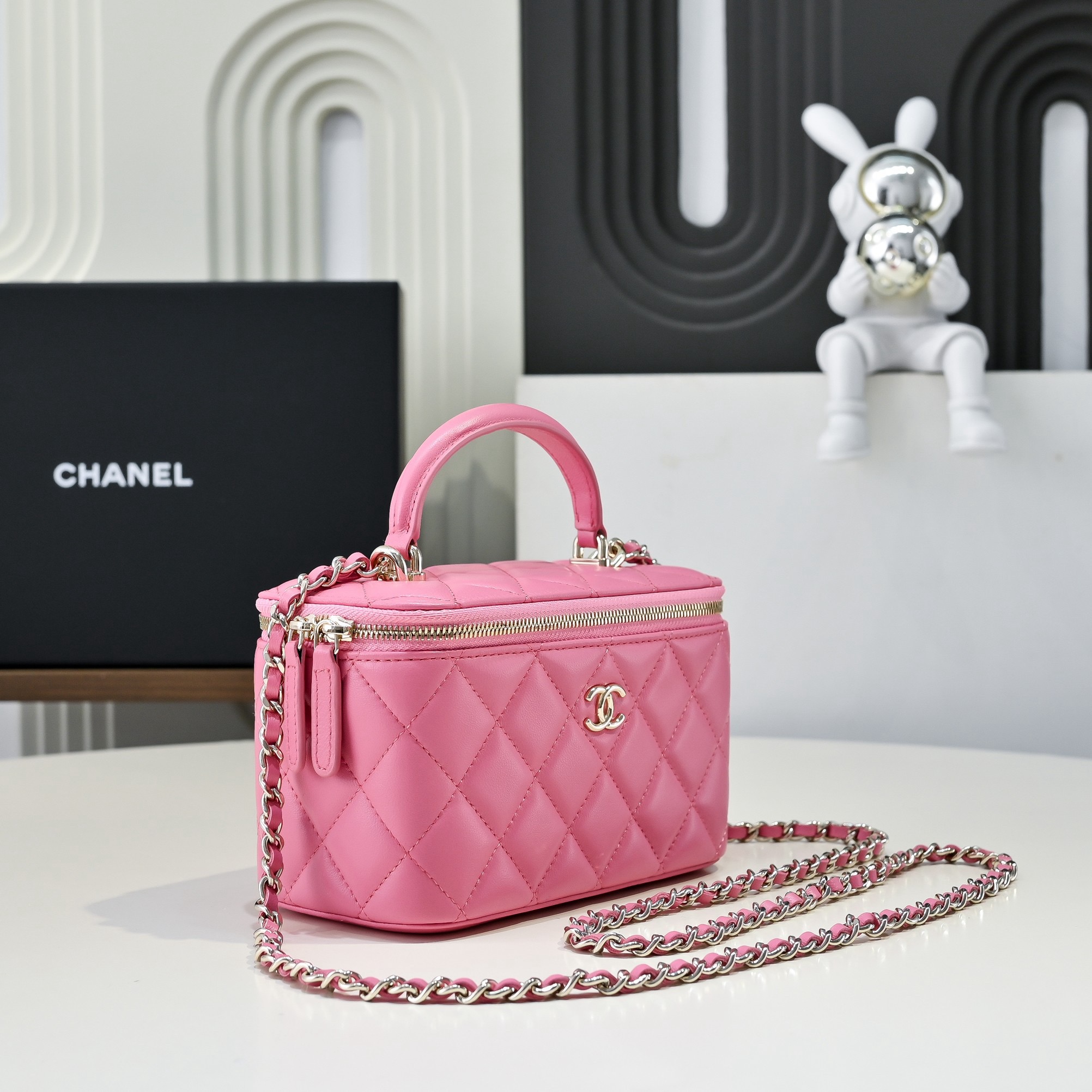 CHANEL Glossy Lambskin Vanity bag - image 4