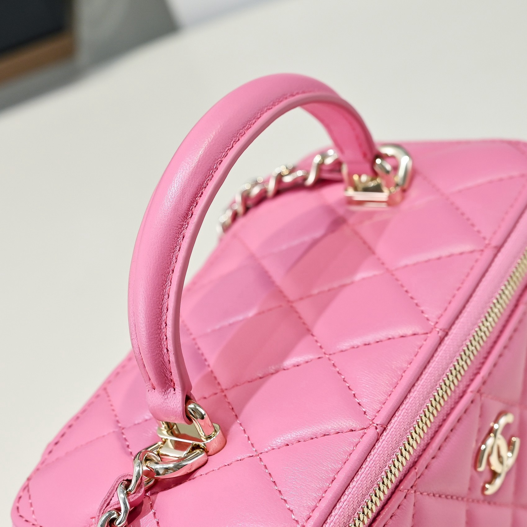 CHANEL Glossy Lambskin Vanity bag - image 6