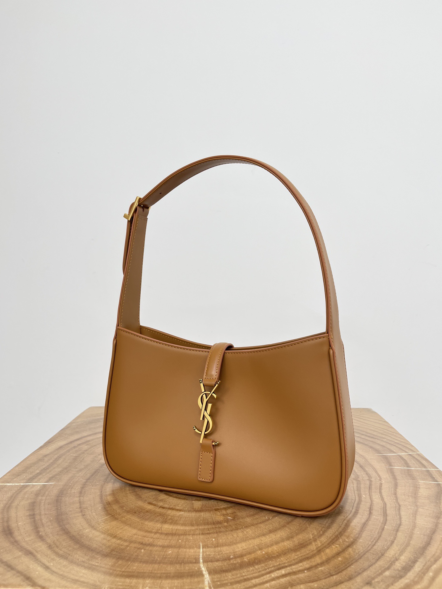 YSL LE5A7 Hobo Bag In Dune - image 3