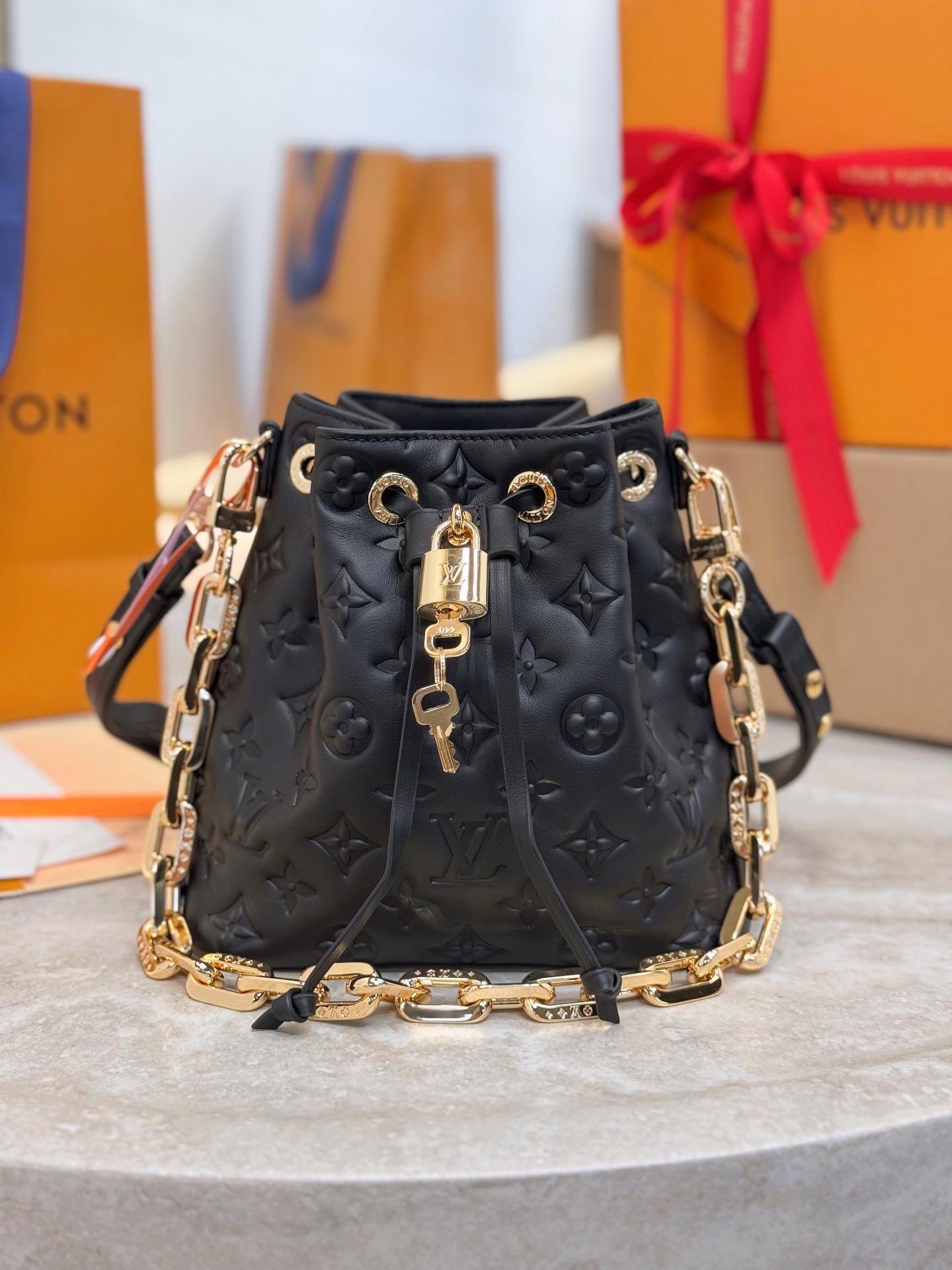 LV Coussin Bucket M26216 - image 2