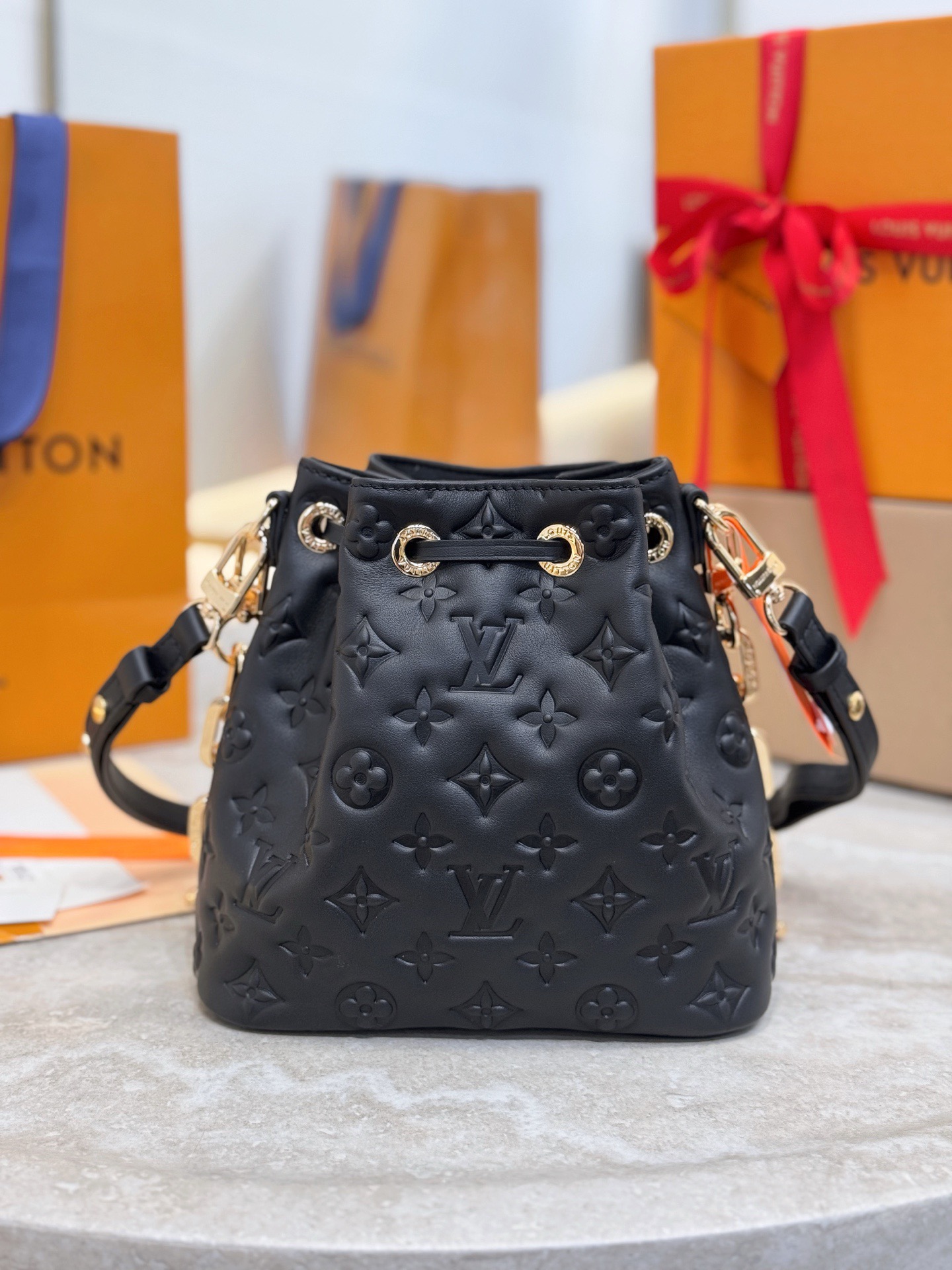 LV Coussin Bucket M26216 - image 3