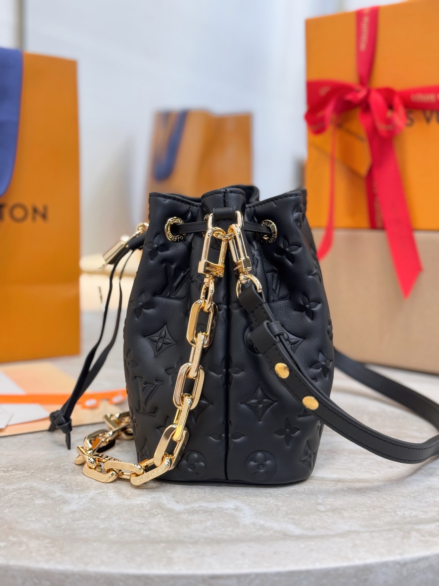 LV Coussin Bucket M26216 - image 4