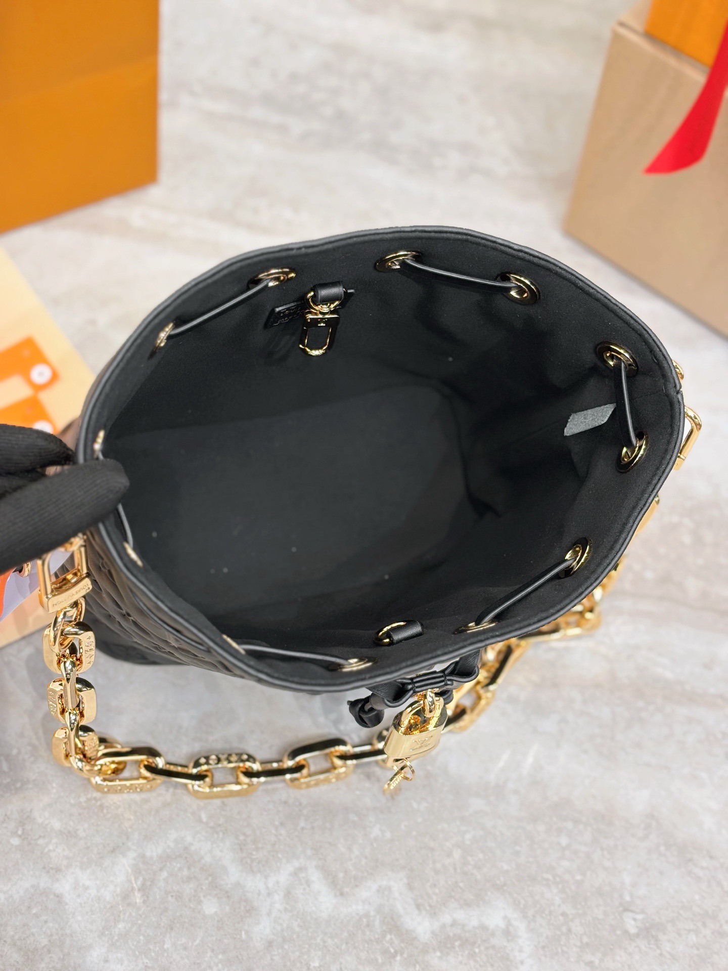 LV Coussin Bucket M26216 - image 6