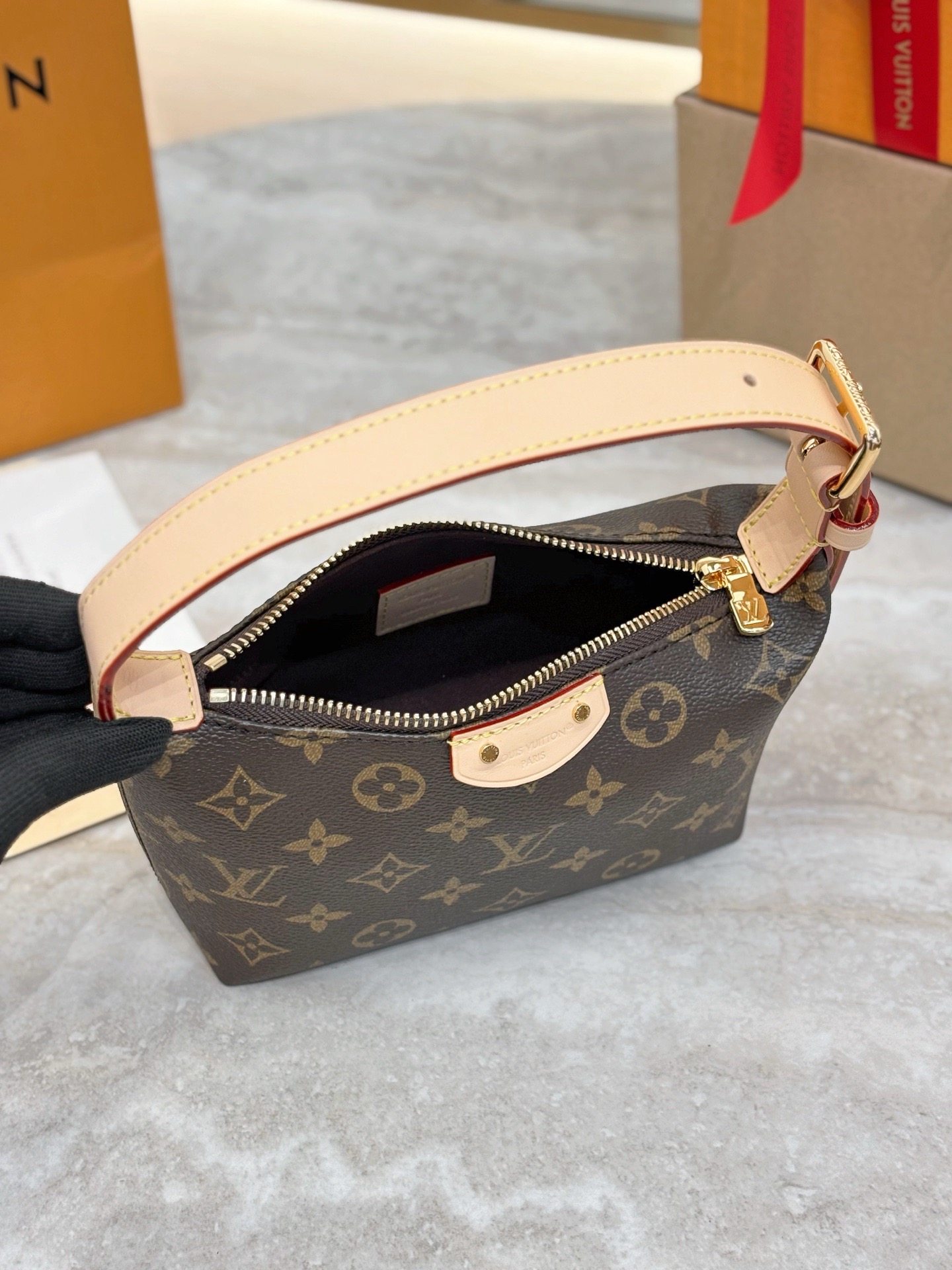 LV Hills M27509 - image 6