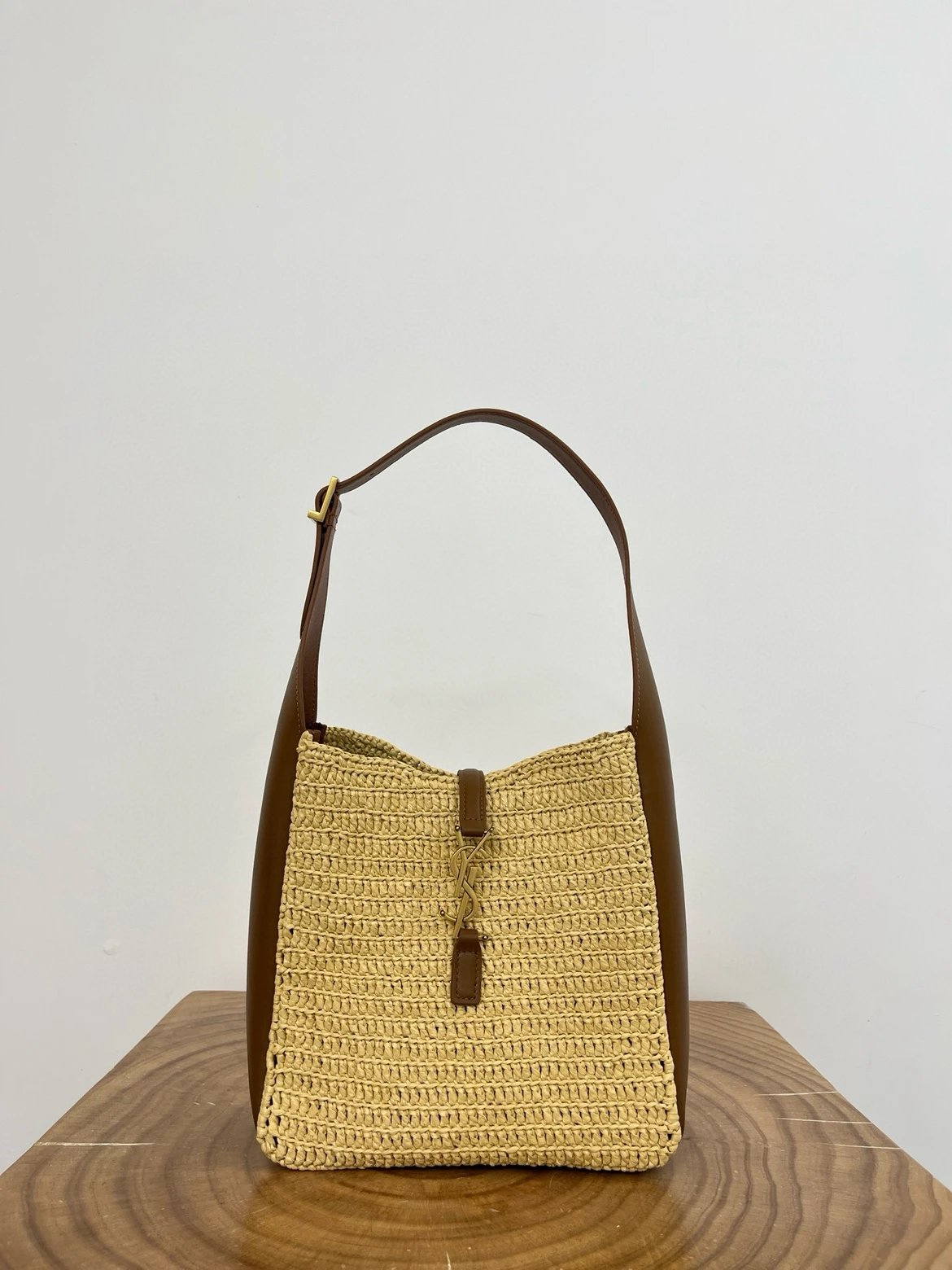 YSL LE 5 À 7 supple small in raffia and leather in Beige - image 2