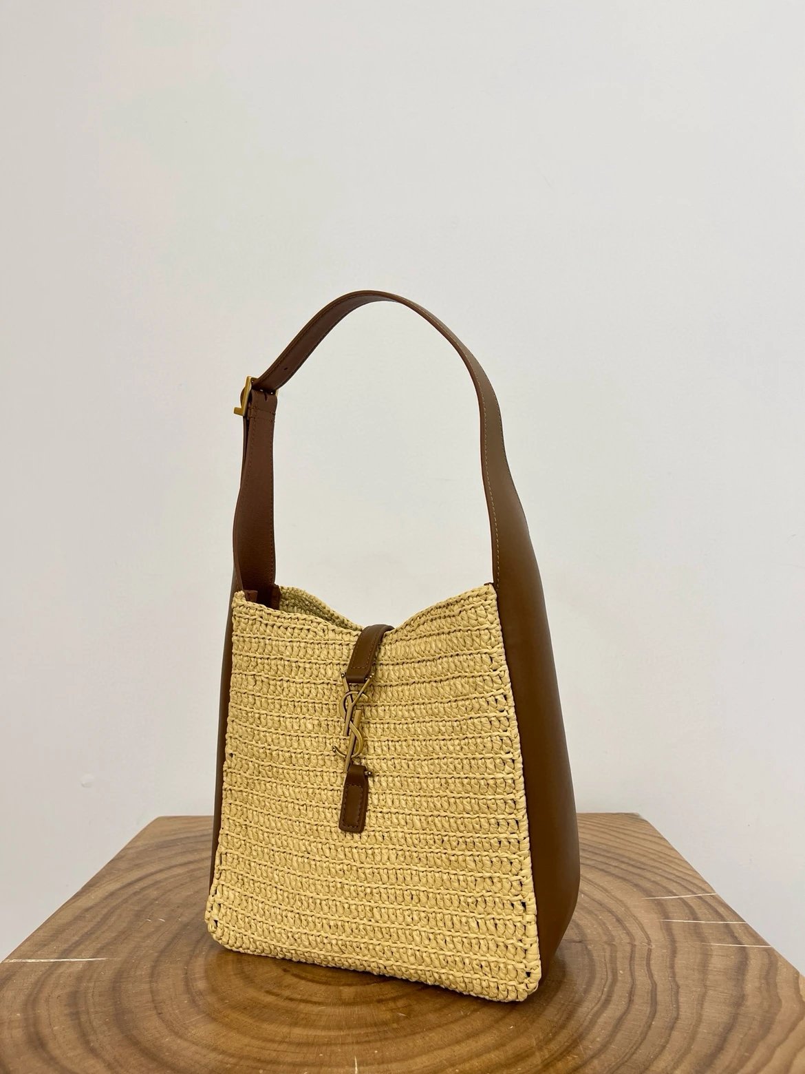 YSL LE 5 À 7 supple small in raffia and leather in Beige - image 3
