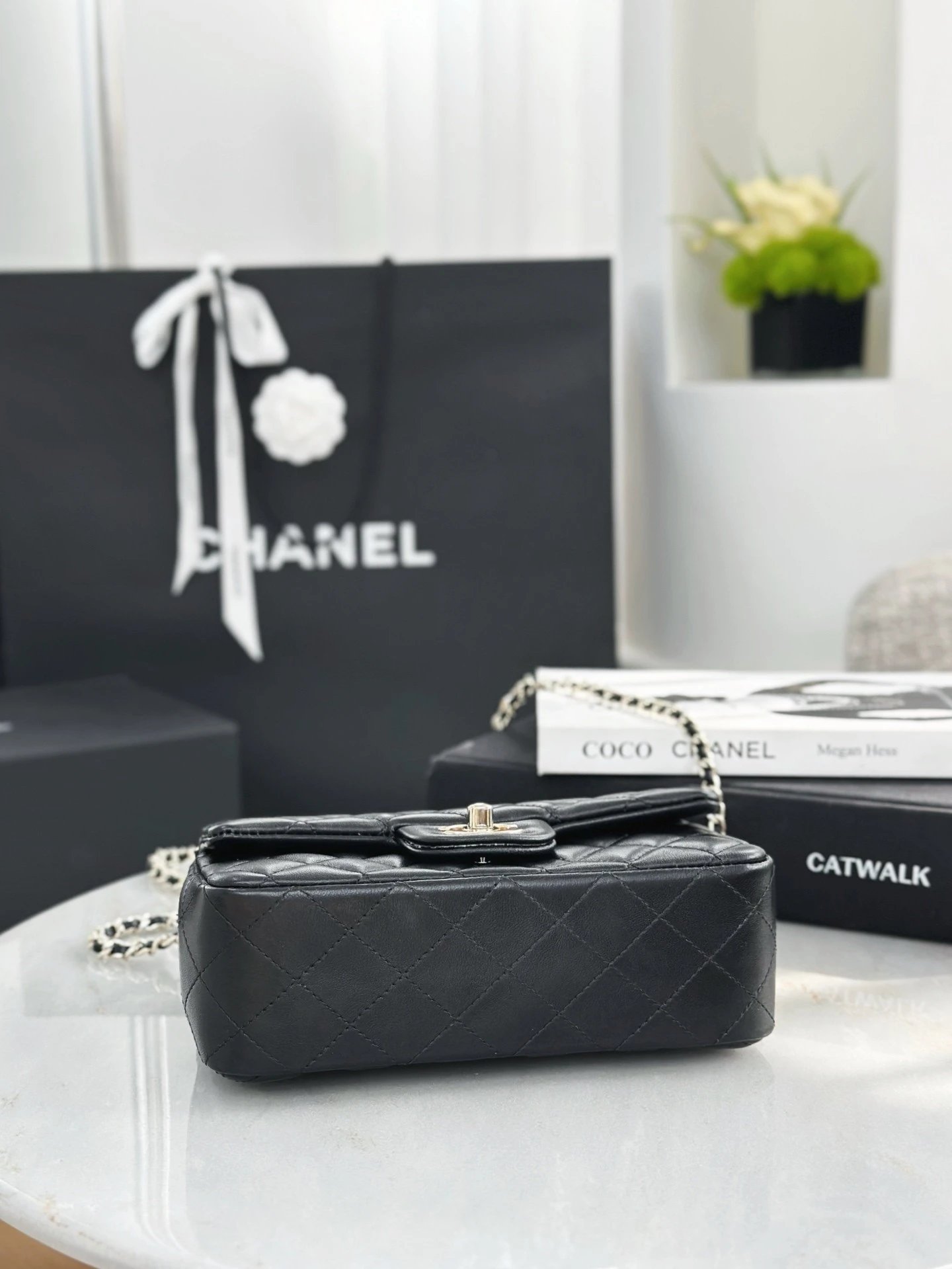 CHANEL 25K Quilted Calfskin Bow & Crystal Handbag - image 5