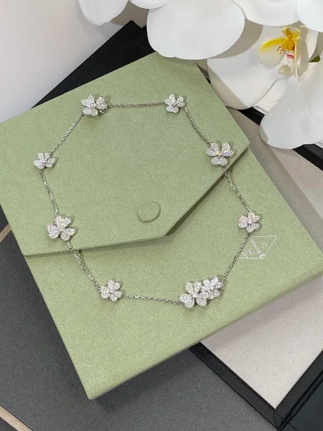VCA Frivole with full diamonds Series - image 2