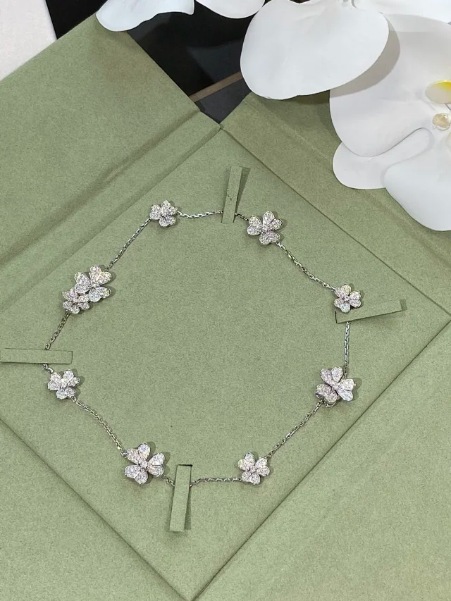 VCA Frivole with full diamonds Series - image 3