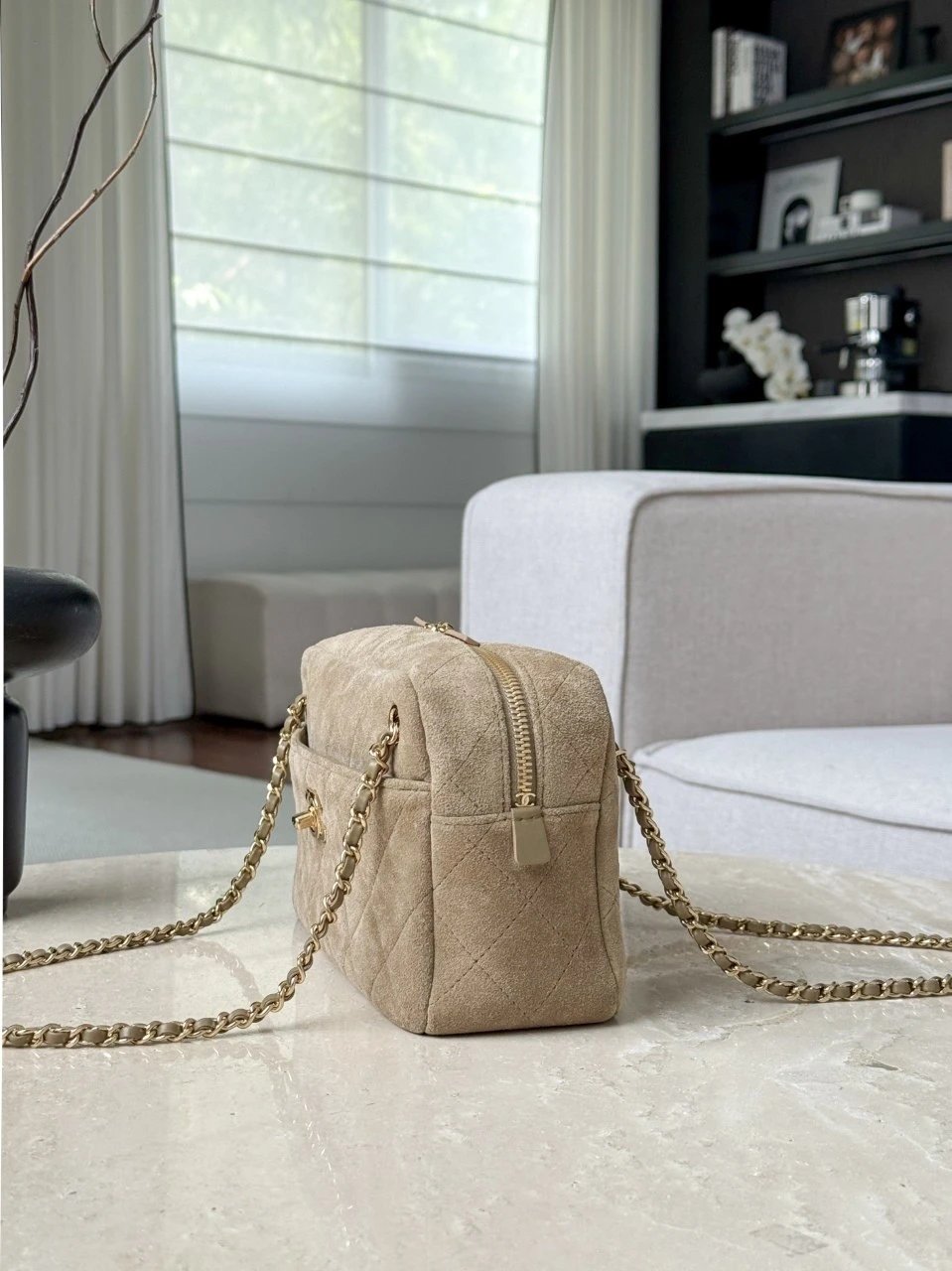 CHANEL sac caméra Veau velours - image 4