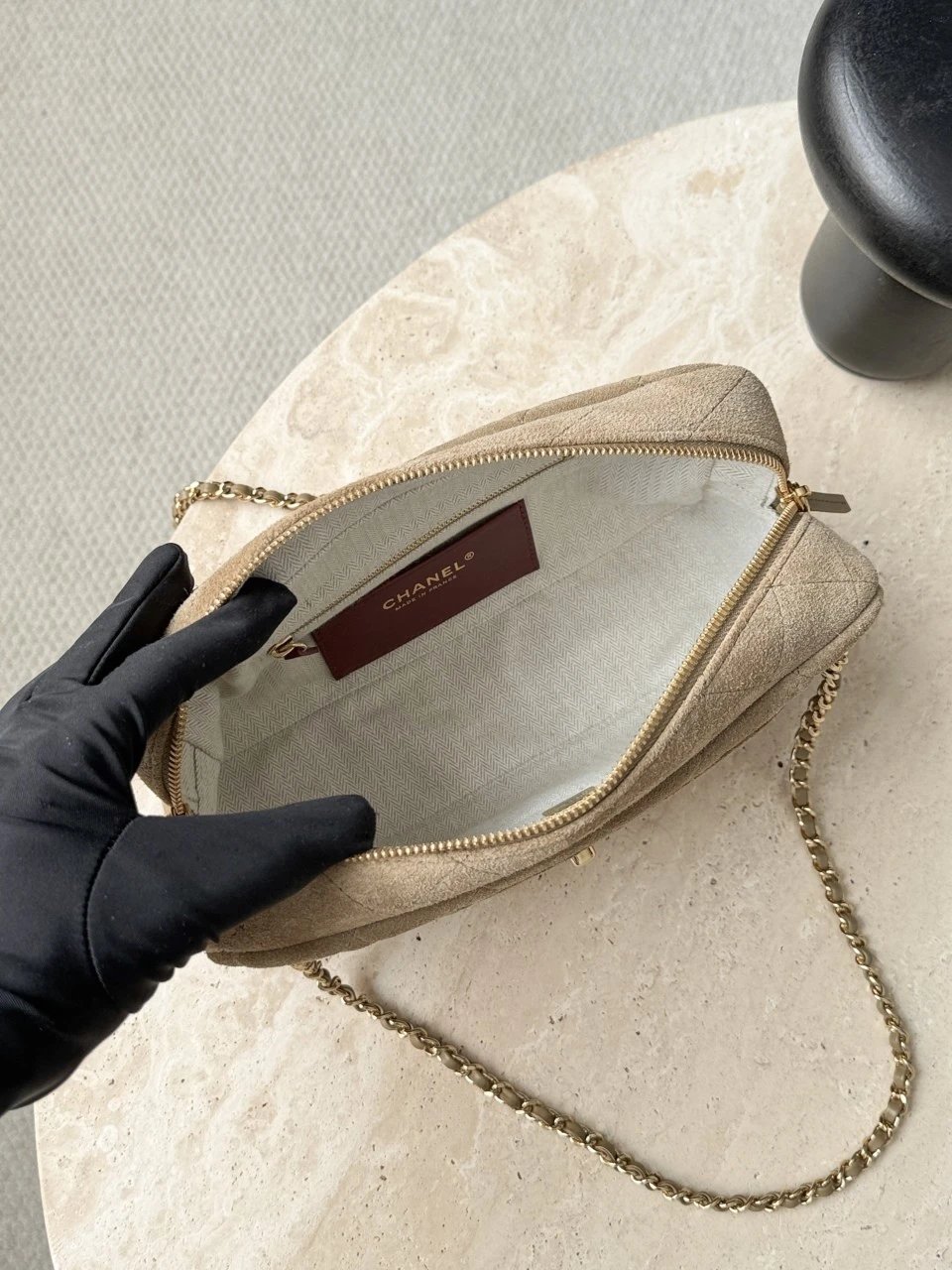 CHANEL sac caméra Veau velours - image 6